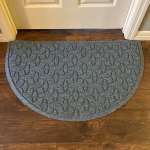 Weather Guard Diamonds & Skid Resistant 18” x 28” Door Mat in medium gray